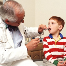 Nu vă grăbiţi să-i scoateţi amigdalele copilului! Operaţiile nu sunt mereu necesare