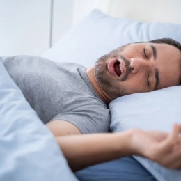 Apneea de somn se caracterizează prin pauze respiratorii