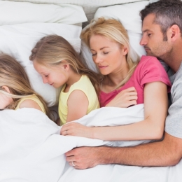 De ce nu dorm copiii singuri. „Părinţii nu trebuie să aştepte ca rezolvarea să vină de la copil”