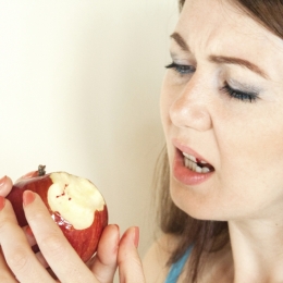 Ce cauzează îmbolnăvirea gingiilor şi care este tratamentul corect pentru stoparea sângerării