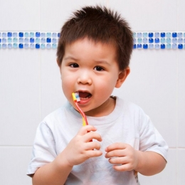 Spălarea danturii copiilor influenţează viitoarea lor igienă de adult