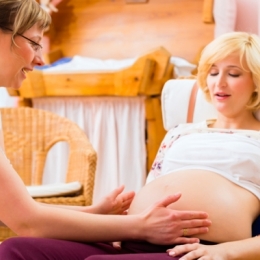 Mămica modernă optează pentru "doula", prietena la naştere