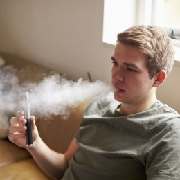 Fumatul vă distruge sănătatea și dinții. Renunțați la acest viciu!