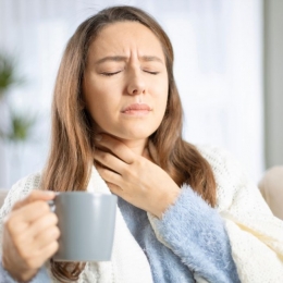 Scăpați de durerile din gât cu lichide și fructe!