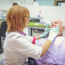 Gura de tranşee provoacă inflamaţia şi sângerarea gingiilor