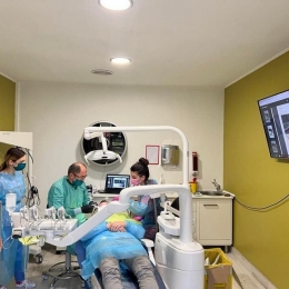 Reuşita implantului dentar depinde de mulţi factori