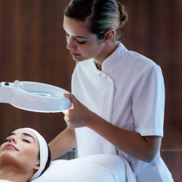 Masajul facial îmbunătățeşte aspectul pielii, pe față, gât și decolteu