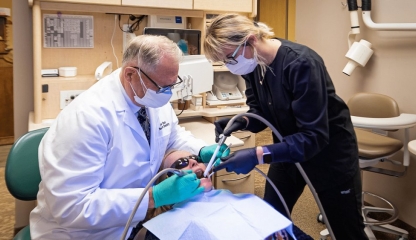 Afectarea măselelor de minte duce la complicaţii gingivale