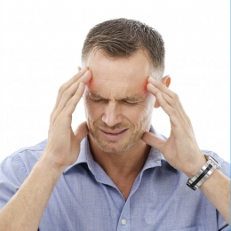 Migrenele sunt cel mai des întâlnite între 35 și 45 de ani. Care sunt cauzele declanşatoare