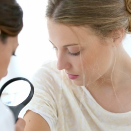 Dermatologii nu recomandă îndepărtarea negilor şi papiloamelor cutanate acasă. „Există risc mare de infecţie”