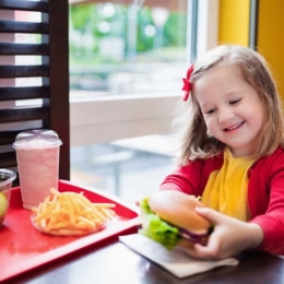 Evitaţi să le daţi copiilor mâncare fast-food! Daţi-le alimente sănătoase!