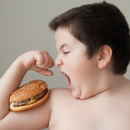Obezitatea infantilă vă expune micuţii la multe boli