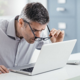 Aveţi grijă de vedere! Feriţi-vă ochii de efectele nefaste ale calculatoarelor