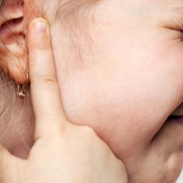 Tratamentul otitei la copil nu se face "după ureche". Care sunt semnele de avertizare