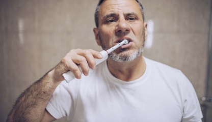 Spălați-vă dinții cu ingrediente naturale! Argila albă și curcuma, recomandate