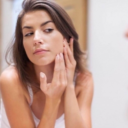 Scăpaţi de enervantele pete pigmentare cu iaurt, banane şi lămâie