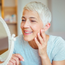 Sfatul dermatologului. Cum puteţi ţine sub control ridurile şi cearcănele