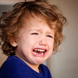 Nu ignorați hohotele de plâns exagerate ale copilului mic