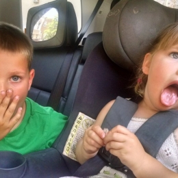 Copilului îi este rău în mașină? Cum se poate preveni această stare