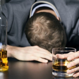 Dependența de alcool nu afectează doar sănătatea, ci și aspectele sociale