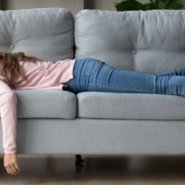 Simptome și semne de alarmă asociate cu slăbiciunea musculară