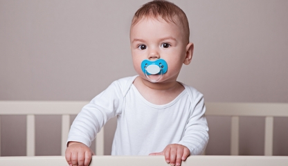 Suzeta la bebeluși: când o folosim și când renunțăm la ea?