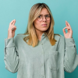 Scăpaţi de acest obicei! Rosul unghiilor aduce o mulţime de dezavantaje