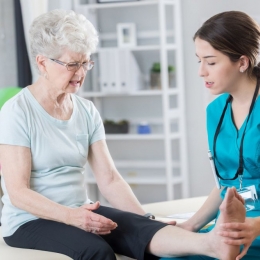 Vânătăile sunt însoţite, deseori, de edem şi durere