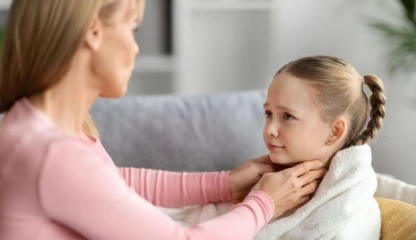 Copilul a început să aibă frisoane? Ce pot ascunde aceste stări