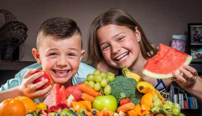 Copilul nu mănâncă fructe și legume? Fiți un exemplu pentru el!