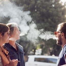 Nu mai fumați! Vă pătați dinții și riscați boli mai grave