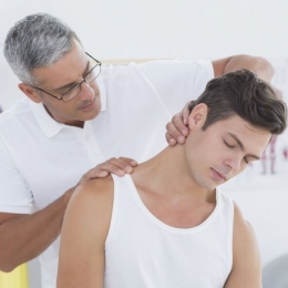 Nu vă mai puteţi mişca gâtul? Kinetoterapia vă poate salva
