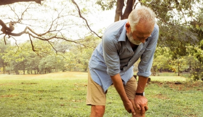 Vă trosnesc genunchii? Când ar trebui să vă îngrijorați