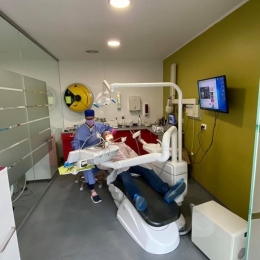 Ghidarea chirurgicală facilitează inserarea implanturilor dentare