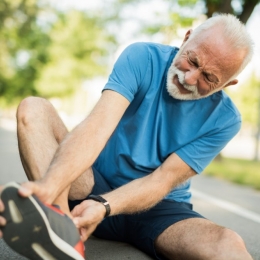 Guta se instalează la persoanele cu un nivel ridicat de acid uric în sânge