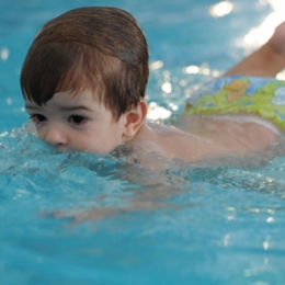 Înotul, sportul indicat pentru întărirea musculaturii copiilor