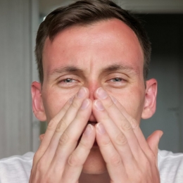 Vă înroşiţi des la faţă? Iată cum puteți remedia situația!