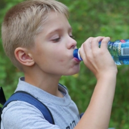 Cum îi determini pe copii să bea apă – 12 trucuri verificate