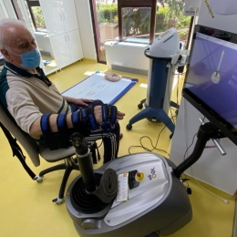 Kinetoterapia robotică vă ajută să vă recuperaţi mâna paralizată