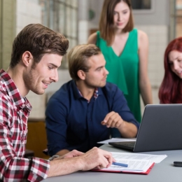 La ce riscuri vă supuneți atunci când stați prea mult pe scaun