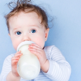 Ce lapte este indicat copiilor şi când se poate începe diversificarea alimentaţiei