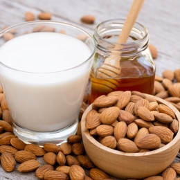 Laptele cu miere crește sănătatea oaselor şi previne îmbătrânirea prematură