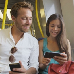 Lăsaţi telefoanele deoparte, nu vă mai stricaţi vederea!