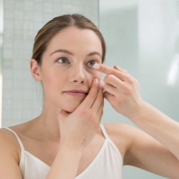 Lentilele de contact pot afecta corneea și favorizează conjunctivita