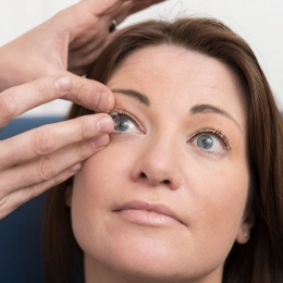 Igienă impecabilă, atunci când folosiţi lentilele de contact