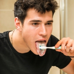 Curățați-vă limba! Doar așa scăpați de toate resturile alimentare