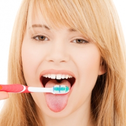 Cum vă puteţi curăţa limba de toxine şi bacterii