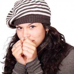 Mâini și picioare reci? Circulaţia proastă a sângelui ar putea fi cauza