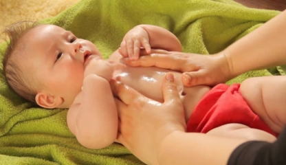 Masajul susţine creşterea, sănătatea şi liniştea bebeluşului