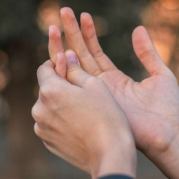 Masați-vă degetele și scăpați de durere!